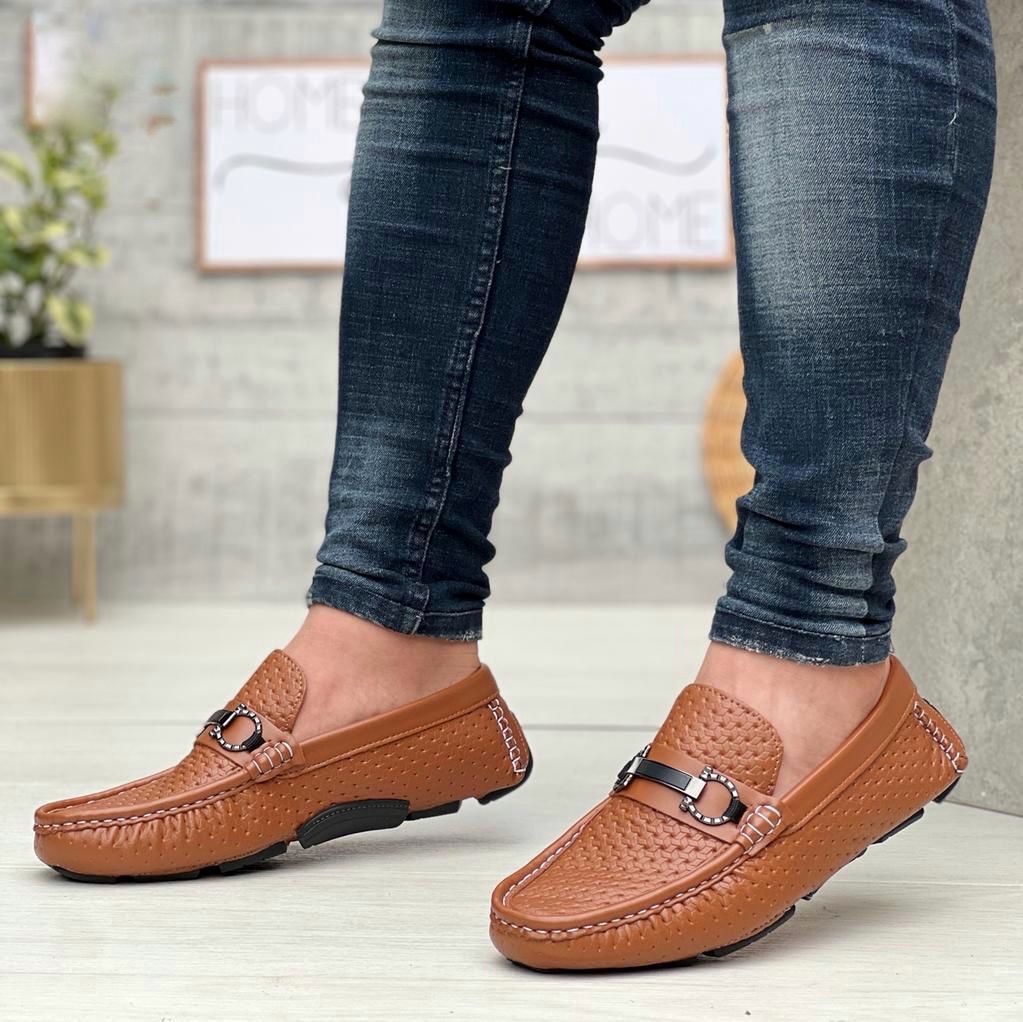 MOCASIN MATERIAL BASE CUERO REPUJADO HERRAJE IMPORTADO