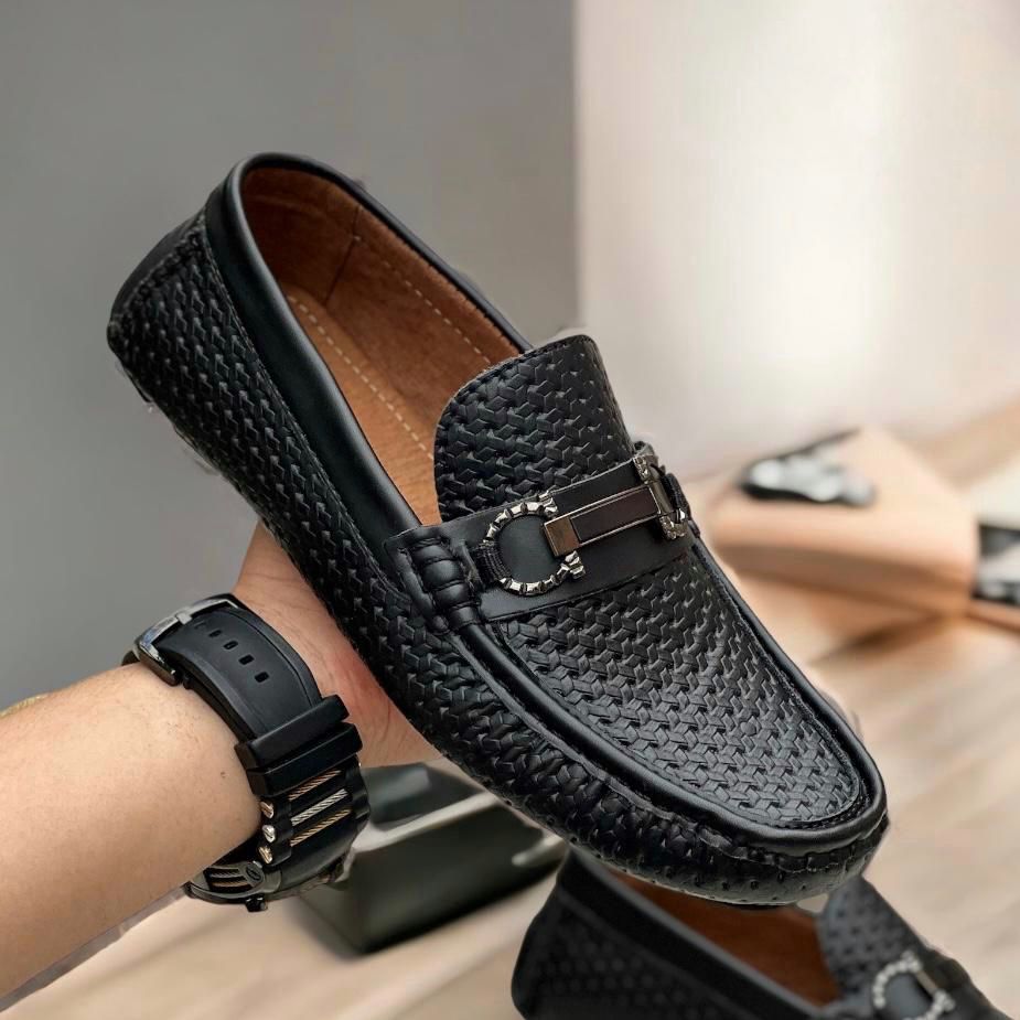 MOCASIN MATERIAL BASE CUERO REPUJADO HERRAJE IMPORTADO